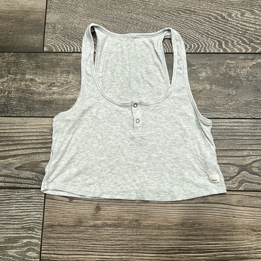 18. Vuori Cropped Tank